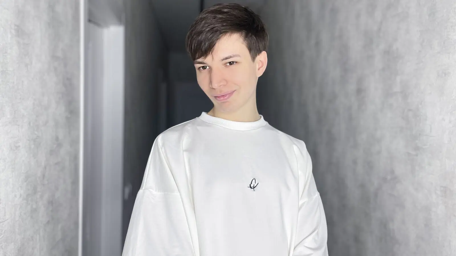 Enter TroyeMellet VIP Show
