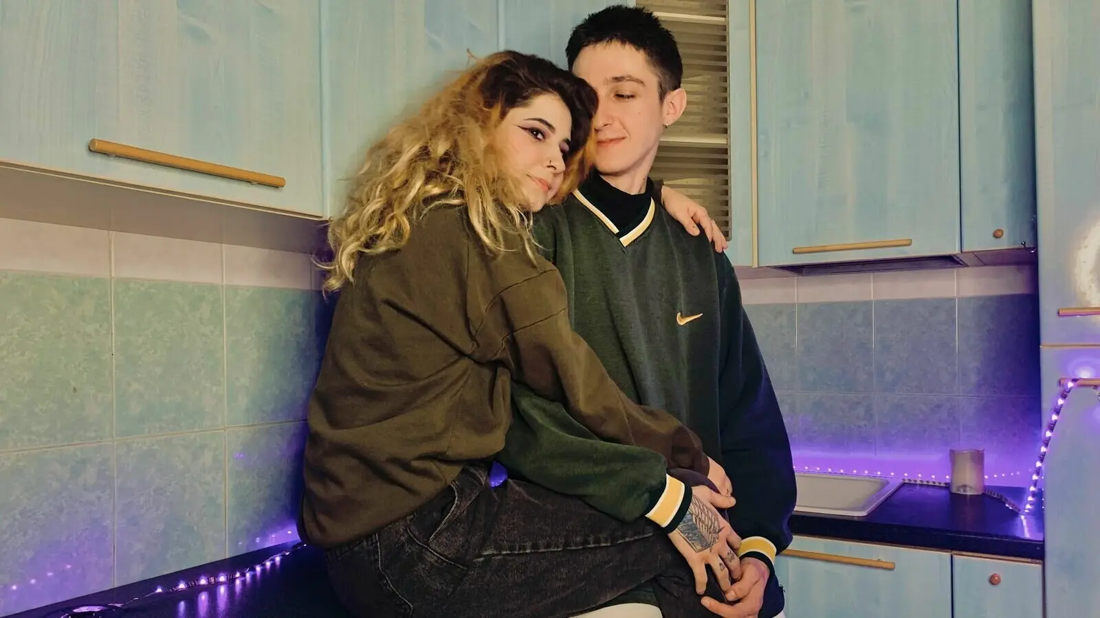 Enter SamMoreMollyDall VIP Show