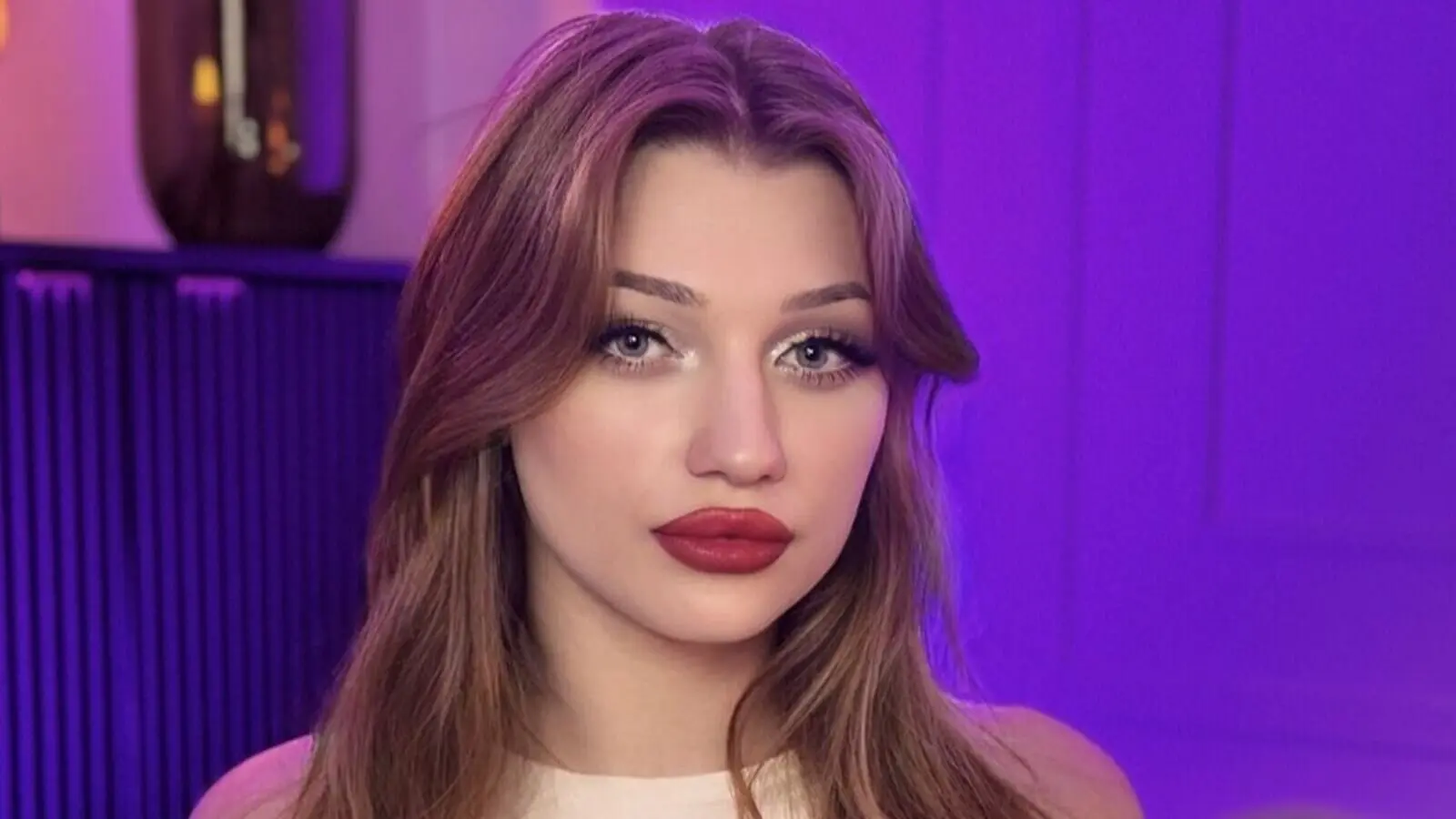 Enter AmiraRoxy VIP Show