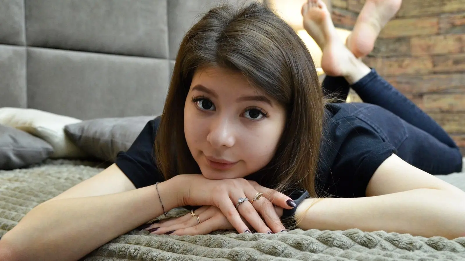 Enter CutieEmilia VIP Show