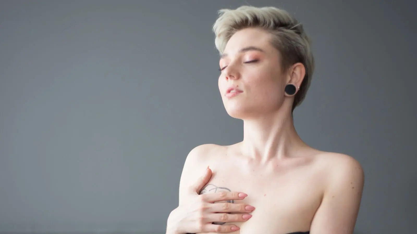 Enter ElizaRaise VIP Show