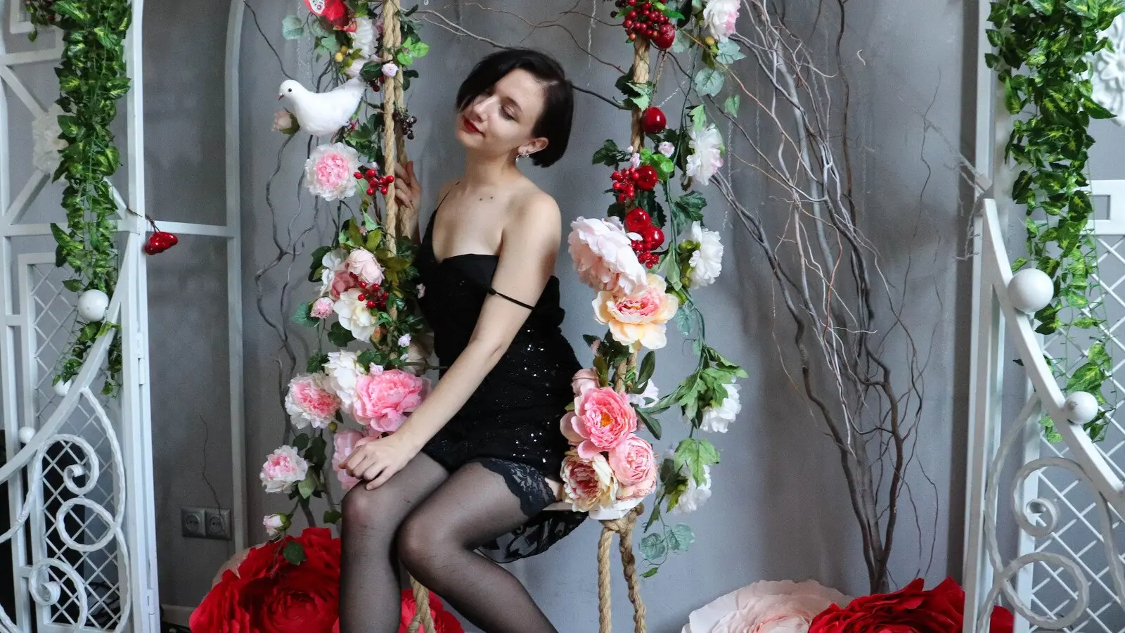 Enter JuliaGlistening VIP Show