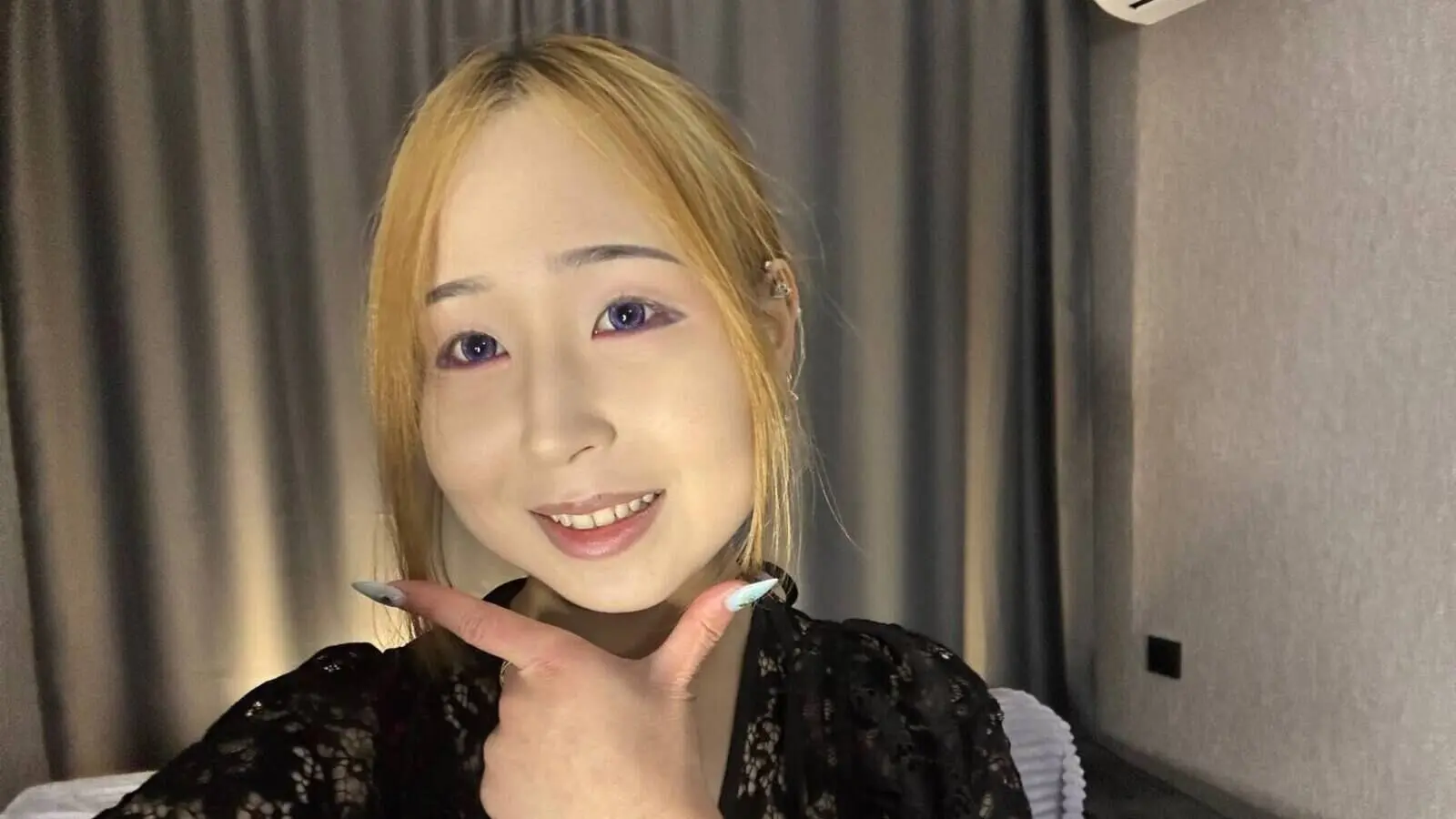 Enter LyriaHexen VIP Show