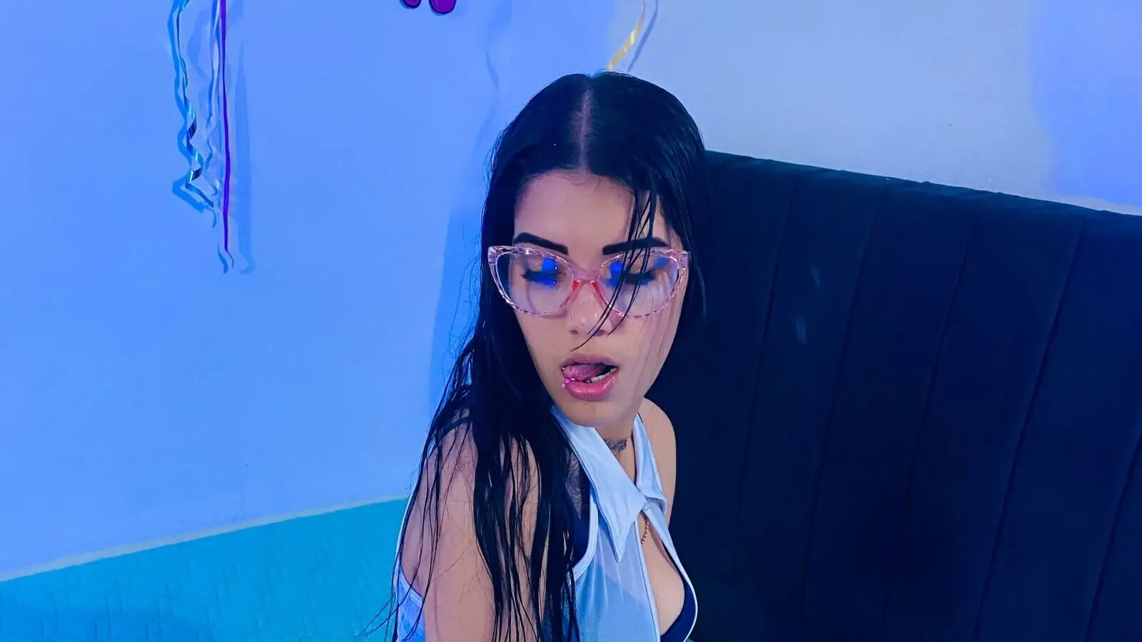 Enter ManuelaHill VIP Show